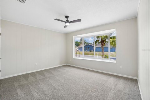 House in New Port Richey, Florida 5 bedrooms, 250.09 sq.m. № 2227778 - photo 4
