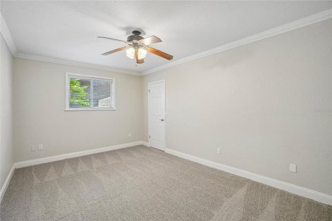 House in New Port Richey, Florida 5 bedrooms, 250.09 sq.m. № 2227778 - photo 11