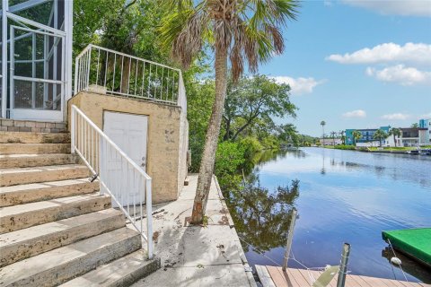 House in New Port Richey, Florida 5 bedrooms, 250.09 sq.m. № 2227778 - photo 19