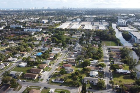 Commercial property in Dania Beach, Florida № 1863865 - photo 18
