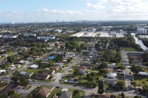 Commercial property in Dania Beach, Florida № 1863865 - photo 15