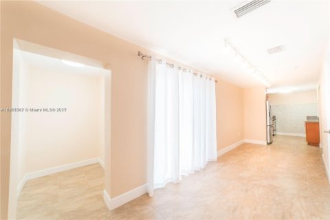 Appartement à louer à Coral Gables, Floride: 2 chambres, 84.54 m2 № 1889501 - photo 4