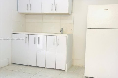 House in Opa-locka, Florida 1 bedroom, 215.53 sq.m. № 1958317 - photo 1