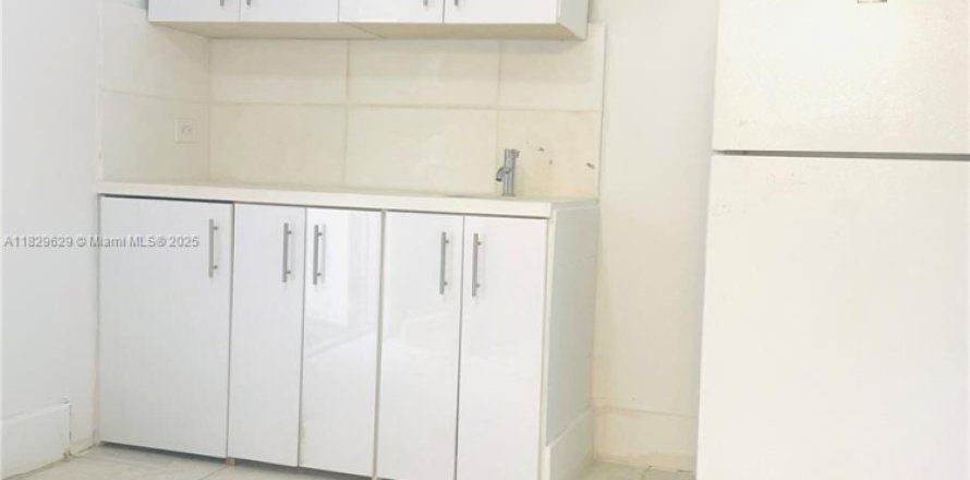 House in Opa-locka, Florida 1 bedroom, 215.53 sq.m. № 1958317