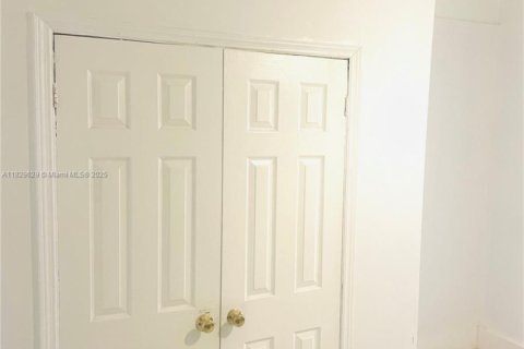 House in Opa-locka, Florida 1 bedroom, 215.53 sq.m. № 1958317 - photo 2