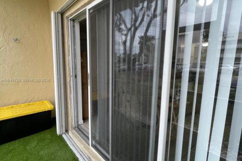 Condo in Cutler Bay, Florida, 1 bedroom № 2153041 - photo 13