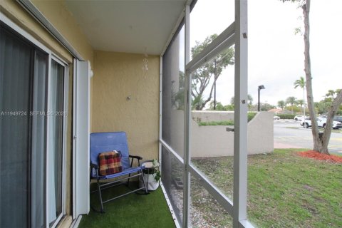 Condo in Cutler Bay, Florida, 1 bedroom № 2153041 - photo 12
