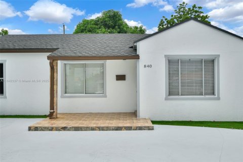 House in Hialeah, Florida 4 bedrooms, 141.95 sq.m. № 1847596 - photo 9