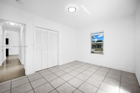 House in Hialeah, Florida 4 bedrooms, 141.95 sq.m. № 1847596 - photo 30