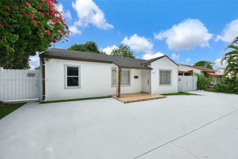 House in Hialeah, Florida 4 bedrooms, 141.95 sq.m. № 1847596 - photo 10