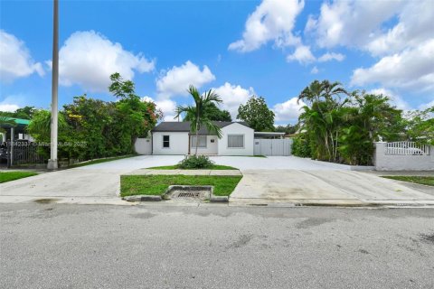 House in Hialeah, Florida 4 bedrooms, 141.95 sq.m. № 1847596 - photo 4