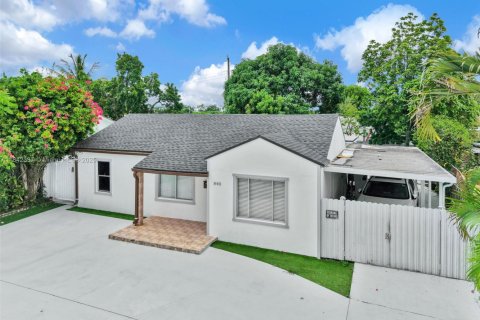 House in Hialeah, Florida 4 bedrooms, 141.95 sq.m. № 1847596 - photo 3