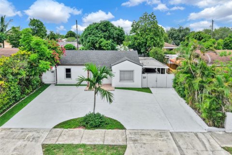 House in Hialeah, Florida 4 bedrooms, 141.95 sq.m. № 1847596 - photo 1