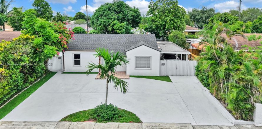 House in Hialeah, Florida 4 bedrooms, 141.95 sq.m. № 1847596