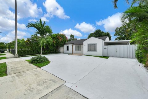 House in Hialeah, Florida 4 bedrooms, 141.95 sq.m. № 1847596 - photo 6