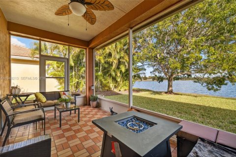 House in Port St. Lucie, Florida 3 bedrooms, 142.33 sq.m. № 2005276