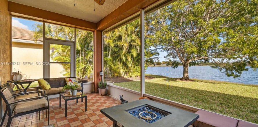 House in Port St. Lucie, Florida 3 bedrooms, 142.33 sq.m. № 2005276