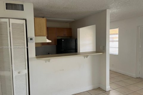 Condo in Oakland Park, Florida, 1 bedroom  № 2001823 - photo 3
