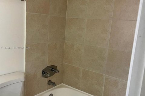 Condo in Oakland Park, Florida, 1 bedroom  № 2001823 - photo 19