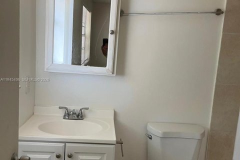 Condo in Oakland Park, Florida, 1 bedroom  № 2001823 - photo 17