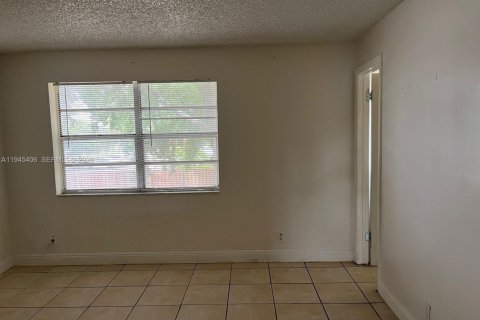 Condo in Oakland Park, Florida, 1 bedroom  № 2001823 - photo 13