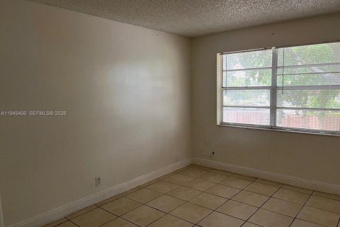 Condo in Oakland Park, Florida, 1 bedroom  № 2001823 - photo 12