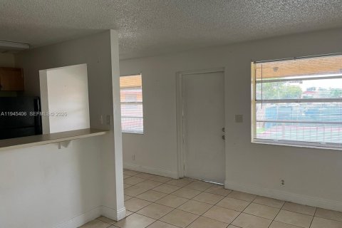 Condo in Oakland Park, Florida, 1 bedroom  № 2001823 - photo 2