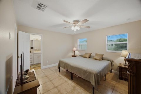 House in Seffner, Florida 3 bedrooms, 150.22 sq.m. № 2273335 - photo 18