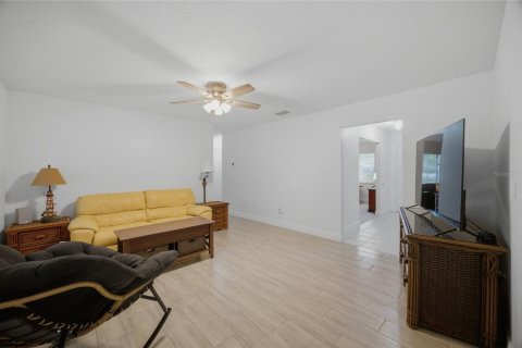 House in Seffner, Florida 3 bedrooms, 150.22 sq.m. № 2273335 - photo 7