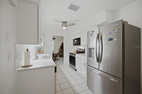 House in Seffner, Florida 3 bedrooms, 150.22 sq.m. № 2273335 - photo 9