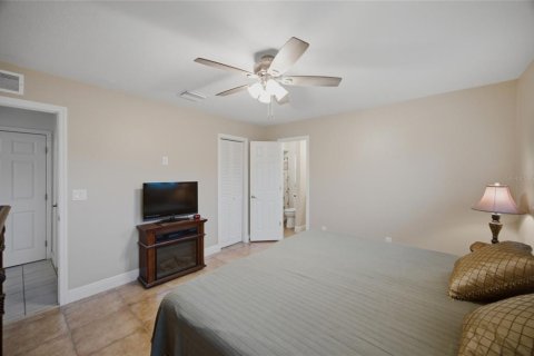 House in Seffner, Florida 3 bedrooms, 150.22 sq.m. № 2273335 - photo 19