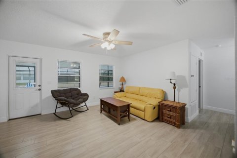 House in Seffner, Florida 3 bedrooms, 150.22 sq.m. № 2273335 - photo 6