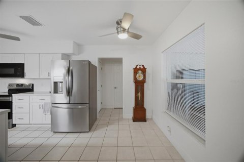 House in Seffner, Florida 3 bedrooms, 150.22 sq.m. № 2273335 - photo 12