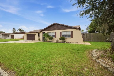 House in Seffner, Florida 3 bedrooms, 150.22 sq.m. № 2273335 - photo 3