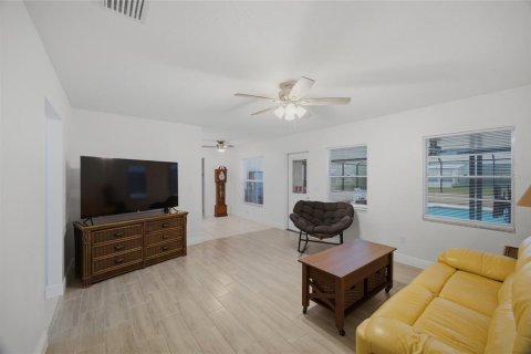 House in Seffner, Florida 3 bedrooms, 150.22 sq.m. № 2273335 - photo 8