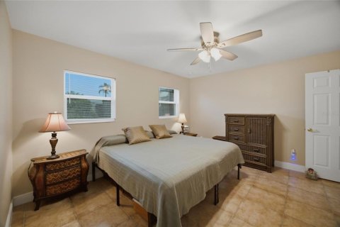 House in Seffner, Florida 3 bedrooms, 150.22 sq.m. № 2273335 - photo 15