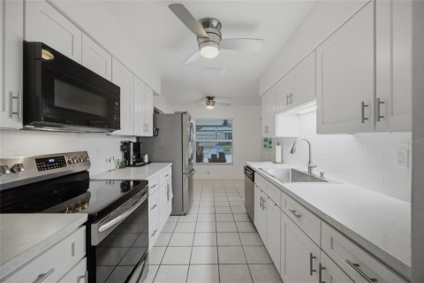 House in Seffner, Florida 3 bedrooms, 150.22 sq.m. № 2273335 - photo 10