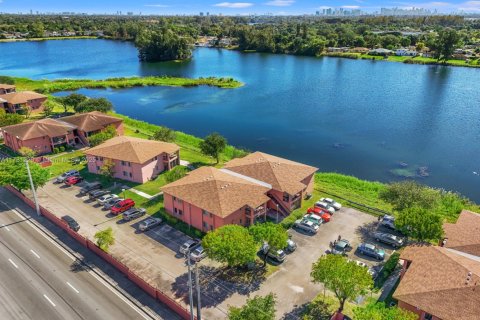 Condominio en Miami, Florida, 3 dormitorios  № 1933876