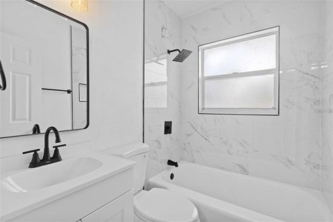 House in Tampa, Florida 3 bedrooms, 144.18 sq.m. № 2280107 - photo 7