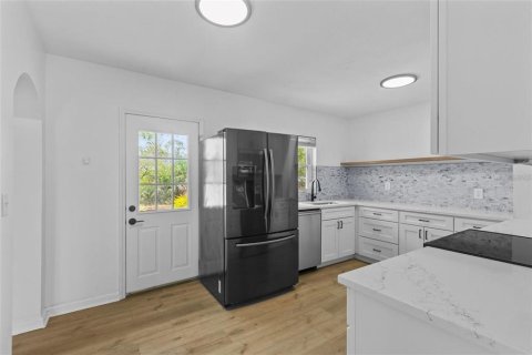 House in Tampa, Florida 3 bedrooms, 144.18 sq.m. № 2280107 - photo 5