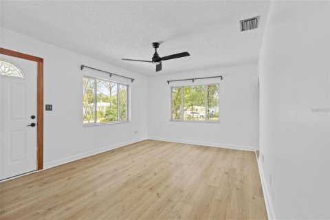House in Tampa, Florida 3 bedrooms, 144.18 sq.m. № 2280107 - photo 4