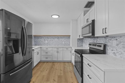 House in Tampa, Florida 3 bedrooms, 144.18 sq.m. № 2280107 - photo 6