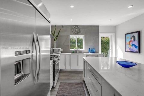 House in Miami Shores, Florida 3 bedrooms, 193.7 sq.m. № 1478879 - photo 16