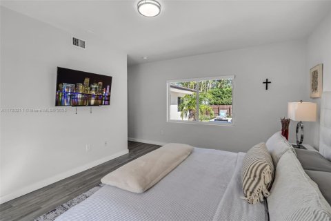 House in Miami Shores, Florida 3 bedrooms, 193.7 sq.m. № 1478879 - photo 18