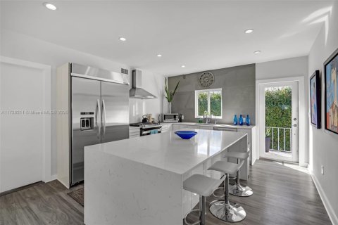 House in Miami Shores, Florida 3 bedrooms, 193.7 sq.m. № 1478879 - photo 13