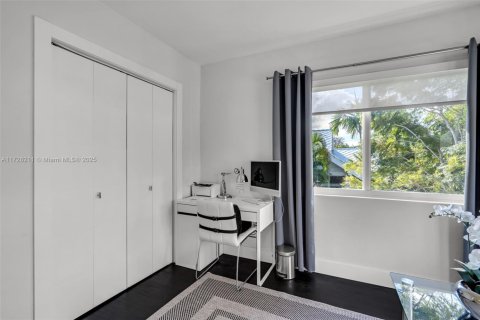 House in Miami Shores, Florida 3 bedrooms, 193.7 sq.m. № 1478879 - photo 25