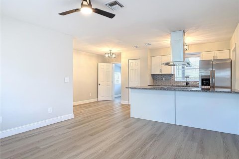 House in Deltona, Florida 4 bedrooms, 87.61 sq.m. № 1837942 - photo 11