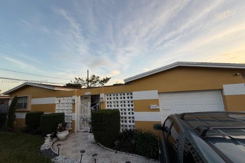 House in Miramar, Florida 5 bedrooms, 163.04 sq.m. № 2062050 - photo 2
