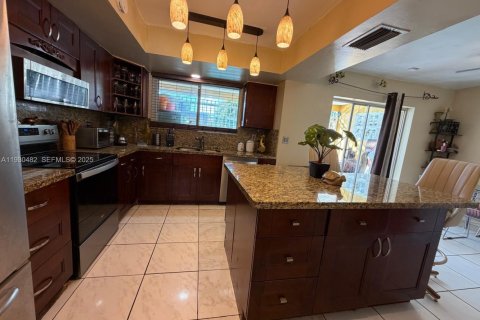 House in Miramar, Florida 5 bedrooms, 163.04 sq.m. № 2062050 - photo 5