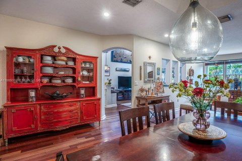 House in Doral, Florida 3 bedrooms, 213.95 sq.m. № 1944463 - photo 6